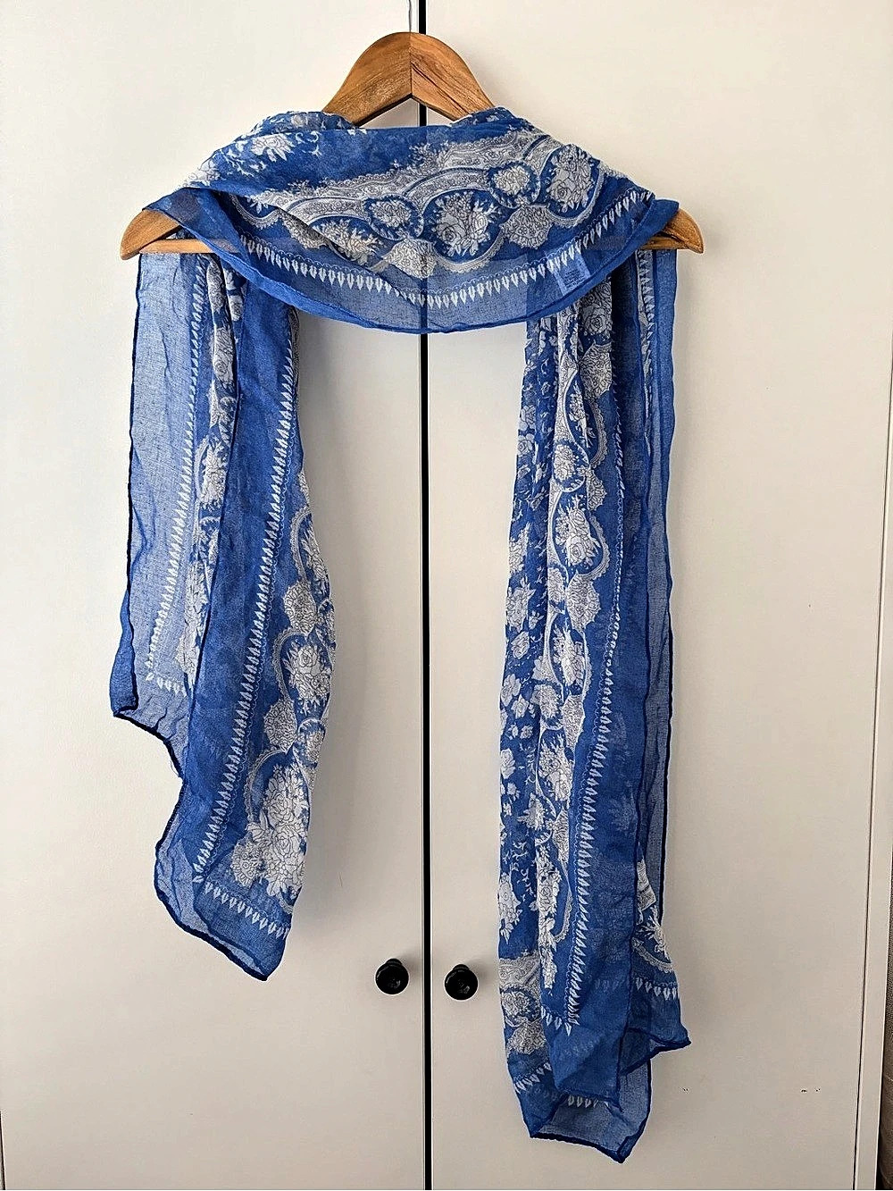 Floral Scarf in Blue & White Like New